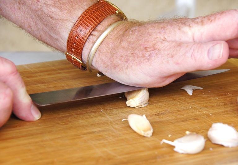 How to peel garlic