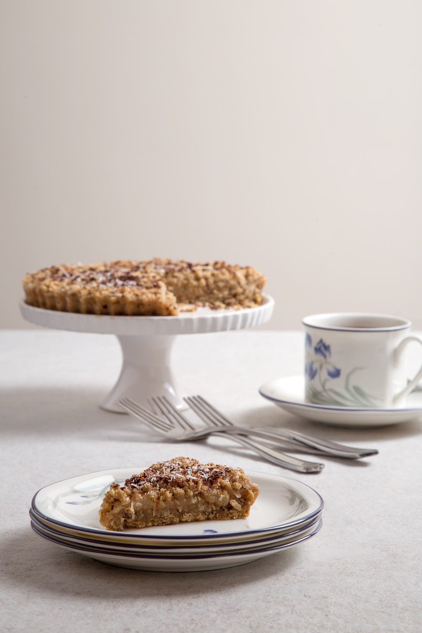 Apple and oat crumble slice